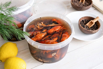 自制的小龙虾塑料桶厨房计数器食物交付