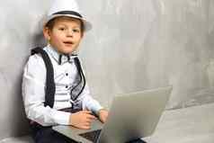 肖像天才年轻的男孩工作电脑坐着地板上研究在线学习远程遥远的学校距离教育在线课程知识