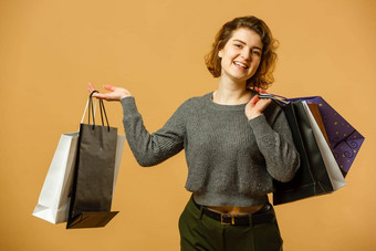 女人购物快乐女人购物袋享受购物消费主义购物生活方式概念
