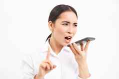 愤怒的朝鲜文女售货员大喊大叫智能手机演讲者尖叫移动电话责骂员工手机白色背景