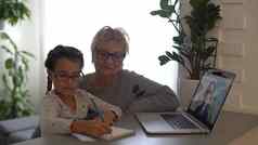 女孩研究祖母首页移动PC教育在线研究首页研究女孩家庭作业距离学习生活方式概念家庭检疫科维德