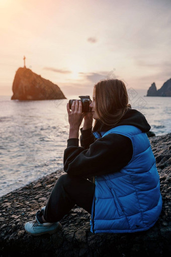 女人旅行海快乐旅游享受采取图片在户外记忆女人旅行者海湾山分享旅行冒险<strong>旅程</strong>