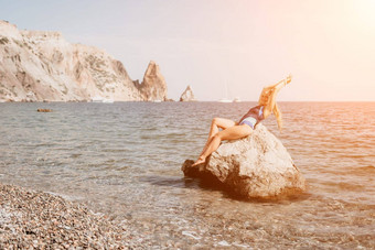 女人旅行海快乐旅游<strong>蓝</strong>色的泳装需要照片在户外捕获<strong>记忆</strong>女人旅行享受周围的环境海滩火山山背景