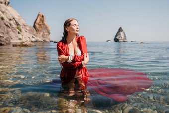 女人旅行海快乐旅游红色的衣服享受采取图片在户外记忆女人旅行者摆姿势海海滩包围火山山分享旅行冒险旅程