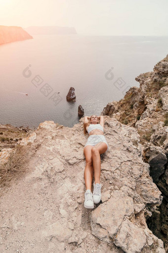 女人旅行海年轻的快乐女人摆姿势海滩海背景火山岩石冰岛分享旅行冒险旅程