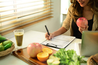 <strong>营养学家</strong>坐着桌子上水果蔬菜工作饮食计划健康的吃营养饮食概念