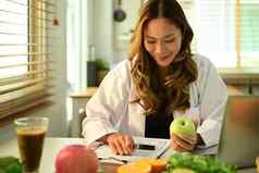 专业营养学家工作饮食计划坐着健康的食物成分办公室营养健康的吃