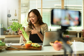 女营养学家博主持有芹菜提供在线磋商记录视频<strong>内容</strong>智能<strong>手机</strong>