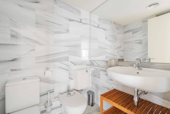灰色的平铺的浴室水槽大镜子厕所。。。坐浴盆时尚的木格子站自然光现代设计概念浴室Copyspace