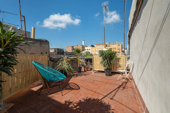 舒适的阳台太阳懒人棕榈树后院房子巴塞罗那区域阳光明媚的温暖的夏天一天地中海风格概念