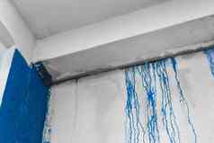 条纹液体泄漏蓝色的油漆白色石膏墙摘要模式脏背景设计