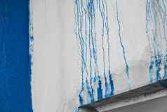 条纹液体泄漏蓝色的油漆白色石膏墙摘要模式脏背景设计
