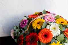 花安排色彩斑斓的雏菊篮子美丽的非洲菊花篮子美丽的花花束Gerberas