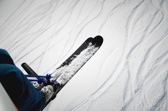 滑雪坐在椅子电梯美丽的一天高山山滑雪概念一边视图滑雪滑雪电梯
