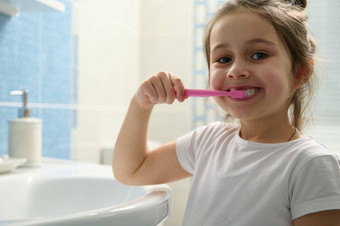 特写镜头可爱的孩子女孩刷牙牙齿微笑美丽的微笑相机牙科健康口服卫生