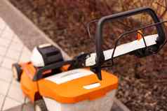 自动剪草机现代花园