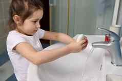 手卫生病毒感染预防可爱的孩子女孩洗手肥皂酒吧首页浴室