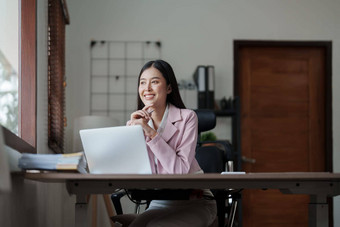 肖像女人业务老板显示快乐微笑脸成功投资业务电脑金融<strong>预算</strong>文档工作