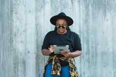 年轻的非洲美国女人平板电脑社会网络浏览博主影响者博客互联网生活方式友好的快乐的