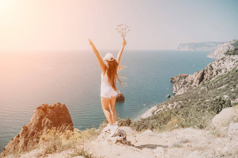 女人夏天旅行海快乐旅游享受采取图片在户外记忆女人旅行者摆姿势海湾包围火山山分享旅行冒险旅程