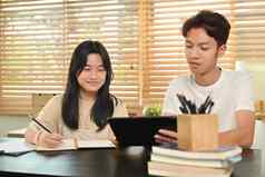感兴趣快乐十几岁的亚洲女孩首页工作导师首页在家教育学习概念