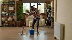 快乐的的男朋友跳舞洗地板目的更清洁的