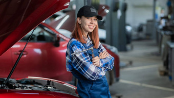 女人<strong>汽车</strong>机械师站开放罩车持有<strong>螺丝</strong>刀