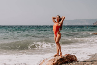 女人夏天旅行海快乐旅游红色的比基尼享受采取图片在户外记忆女人旅行者摆姿势海滩海包围火山山分享旅行冒险快乐