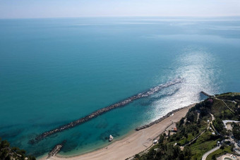 空中无人机视图西罗洛numana小镇conero山亚得里亚海海游行地区意大利欧洲