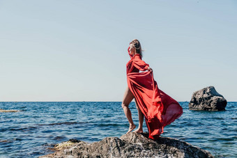 女人旅行海快乐旅游长红色的衣服享受采取图片在户外记忆女人旅行者摆姿势海滩海包围火山山分享旅行冒险旅程