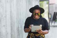 美丽的非洲美国女人数字平板电脑看电影在户外会说话的视频调用社会网络成功的博主影响者流媒体视频沟通在线