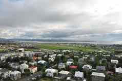 空中视图色彩斑斓的建筑郁郁葱葱的绿色植物雷克雅维克冰岛