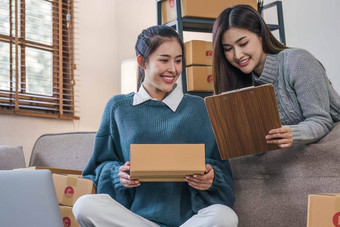 亚洲年轻的业务女人沙发首页启动锻造小业务企业家锻造分布仓库包裹邮件盒子锻造在线市场营销产品包装交付服务