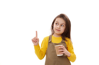 可爱的孩子女孩持有纸板杯子热饮料指出手指复制空间孤立的白色背景