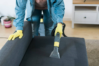清洁服务公司员工删除污垢家具平专业设备男人。手臂清洁沙发洗真空更清洁的关闭