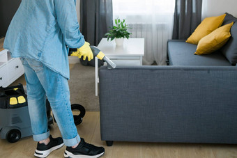 清洁服务公司员工删除污垢家具平专业设备男人。手臂清洁沙发洗真空更清洁的关闭