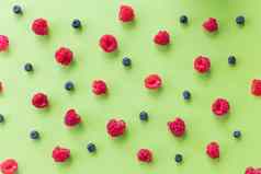 色彩斑斓的水果模式野生浆果绿色背景树莓蓝莓前视图平躺成熟的甜蜜的红色的浆果模式概念健康的节食吃