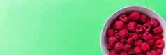 红色的树莓浆果板绿色表格水果浆果背景夏天食物饮食维生素素食主义者食物有机自然健康的零食复制空间网络横幅