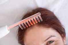 高加索人女人头发护理过程达森瓦尔装置