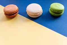 有创意的风格色彩斑斓的法国饼干马卡龙流行艺术风格横幅蛋白杏仁饼有创意的生活法国美味的甜点饼干色彩斑斓的背景前视图