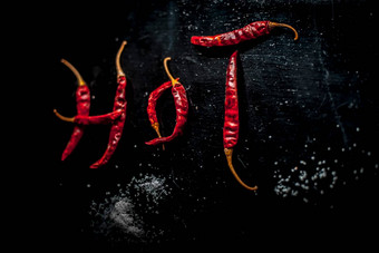 热写黑色的表面红色的热辣椒前拍摄红色的热辣椒使热词