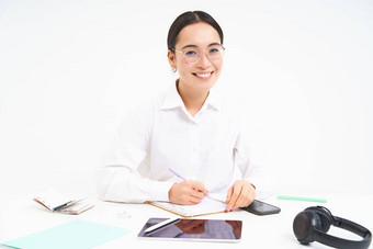 办公室工作业务年轻的专业女雇主团队领袖坐着工作场所数字平板电脑微笑相机白色背景