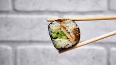 筷子挑选一块寿司