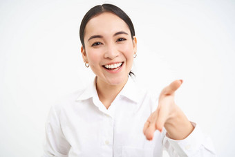 亚洲女商人扩展手握手团队领袖介绍了微笑友好的站自信白色孤立的背景