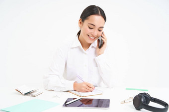 业务公司概念年轻的亚洲女人经理工作办公室写作信息会说话的客户端移动电话白色背景