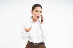 愤怒的业务女人呼喊移动电话强烈的谈话电话站白色背景