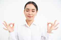 亚洲业务女人二分法耐心平静下来呼吸放松有压力的一天工作站白色背景