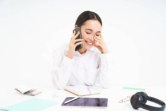 图像亚洲女人办公室会谈手机讨论工作客户端移动电话坐在白色背景