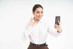 肖像企业女人经理视频聊天移动电话智能手机领导会议在线智能手机应用程序白色背景