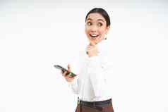 热情的企业女人持有智能手机兴奋深思熟虑的社会媒体站白色背景